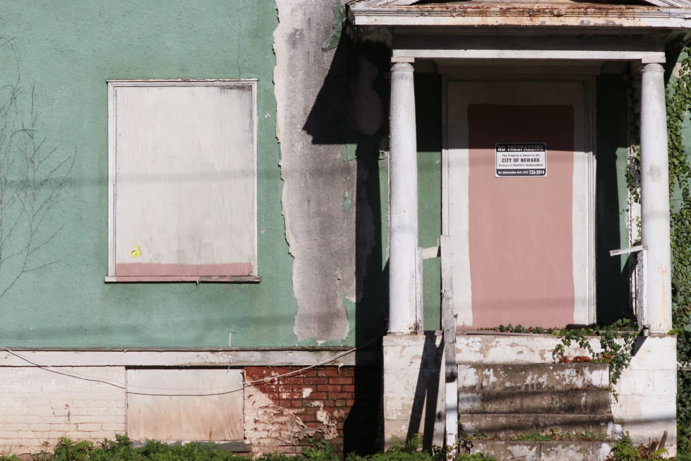 newark1-scaled A vacant home sits in the suburbs of Newark, New Jersey, becoming property of the city itself.