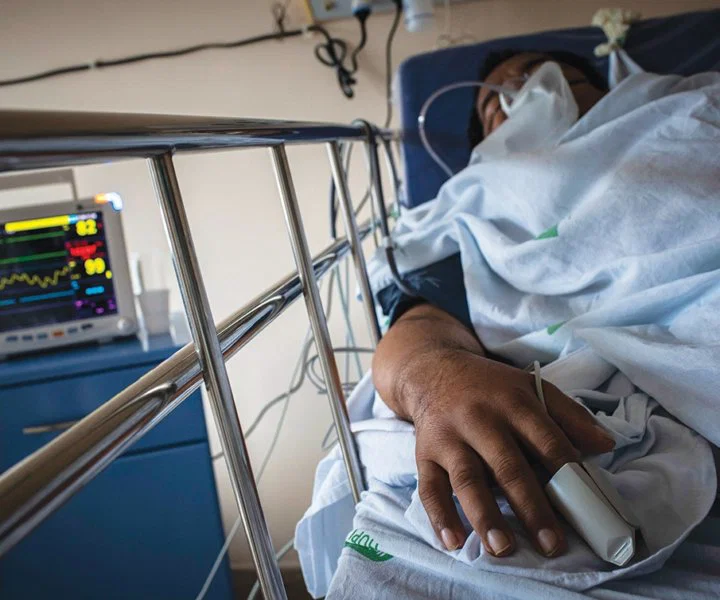 BRA01. MANAUS (BRASIL), 02/06/2020.-Un paciente del pueblo Bare recibe tratamiento este lunes en la unidad para indígenas del hospital de Manaus (Brasil). El estado brasileño de Amazonas, uno de los más golpeados por la pandemia en Brasil, cuenta con una unidad de atención médica para los indígenas contagiados por COVID-19. EFE/RAPHAEL ALVES